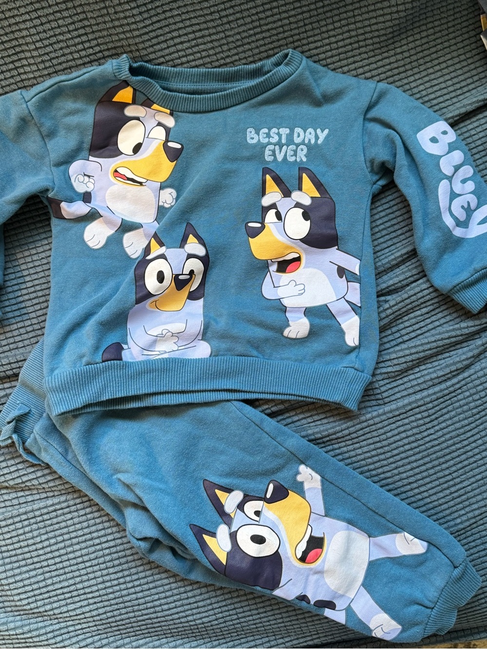 Bluey crew neck and matching jogger set